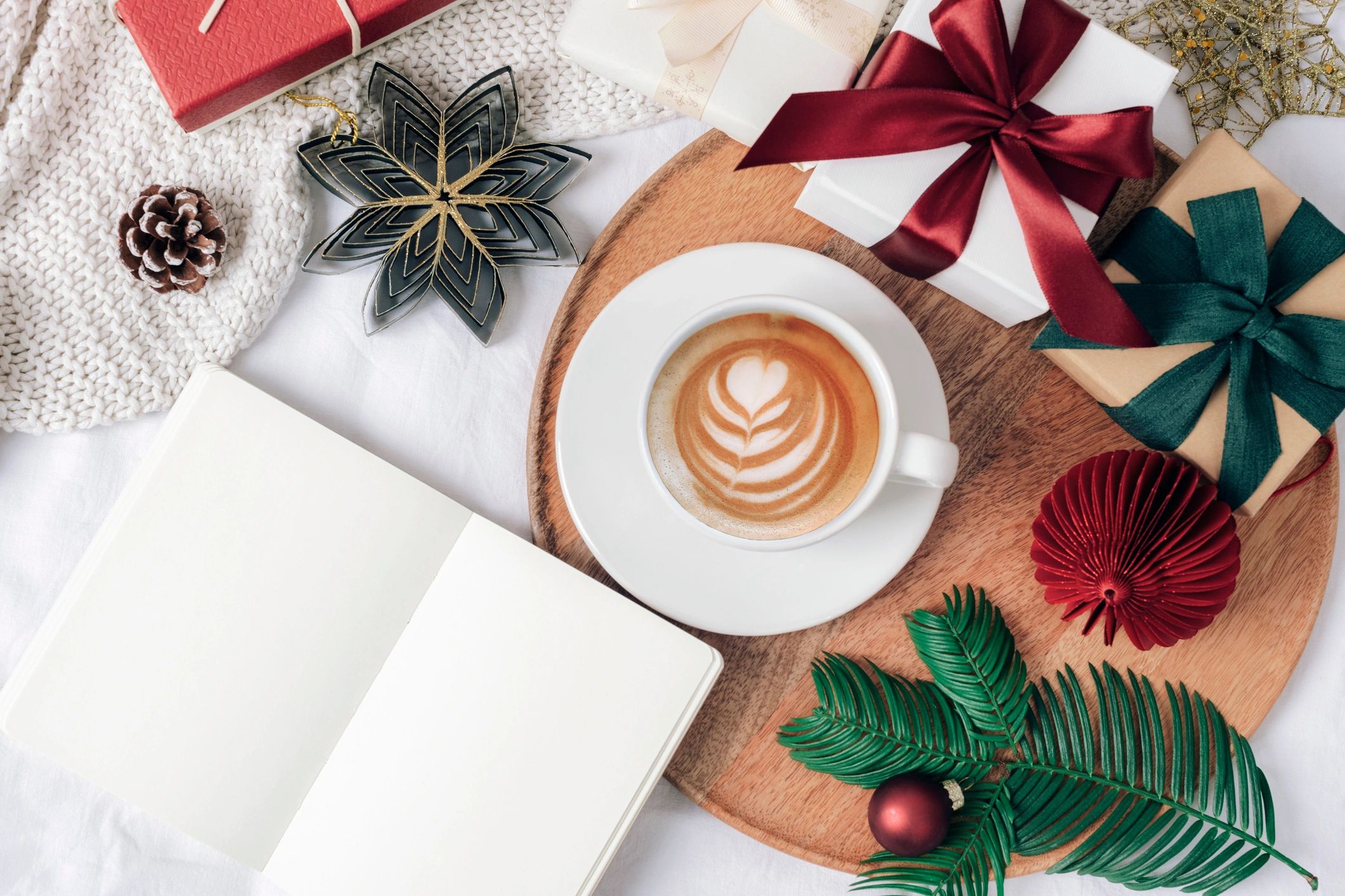 Cappuccino tray with ornaments and pinecones for a family holiday reading atmosphere